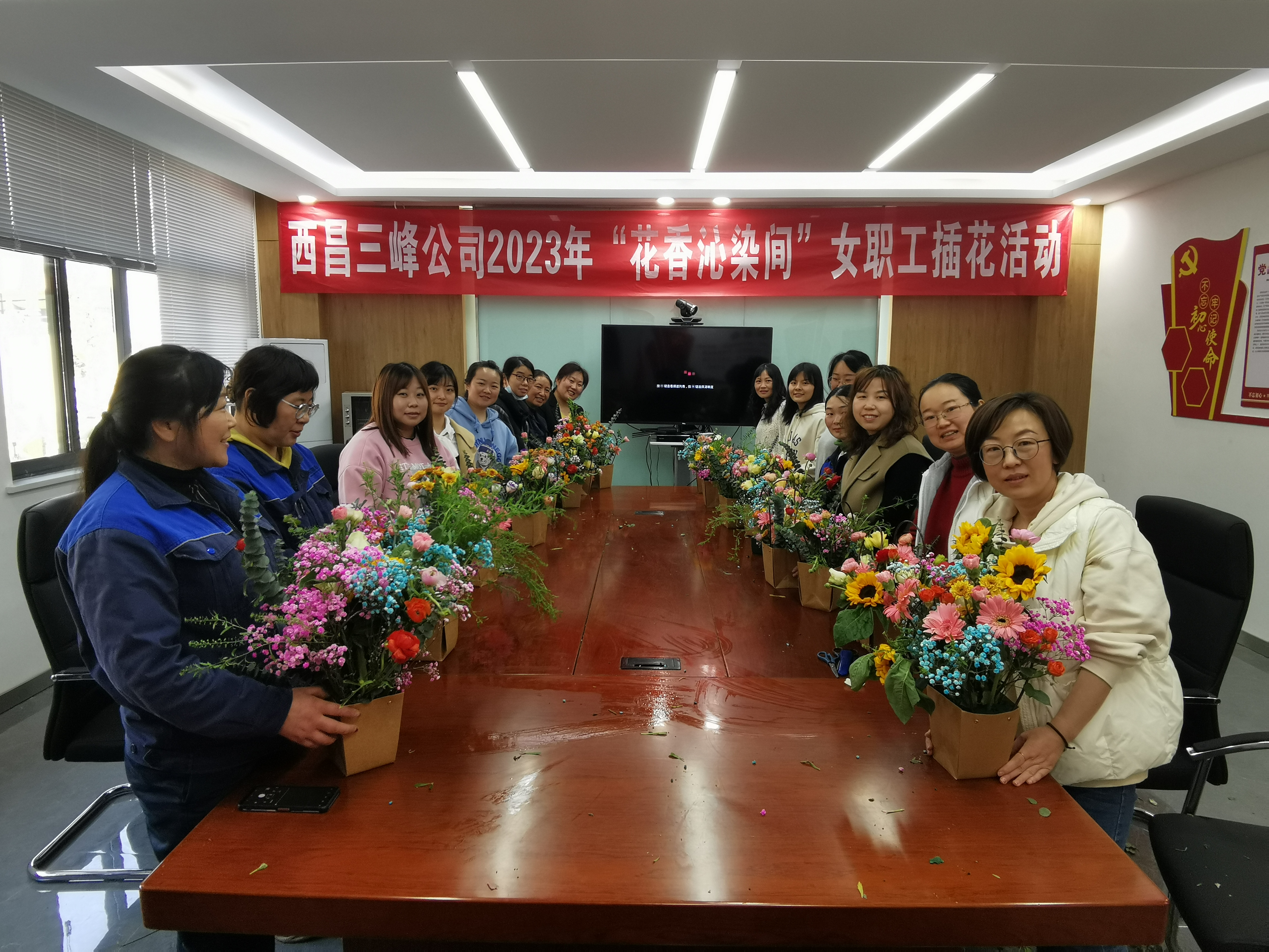 3月7日，四川西昌公司開展“花香沁染間”插花活動。.jpg