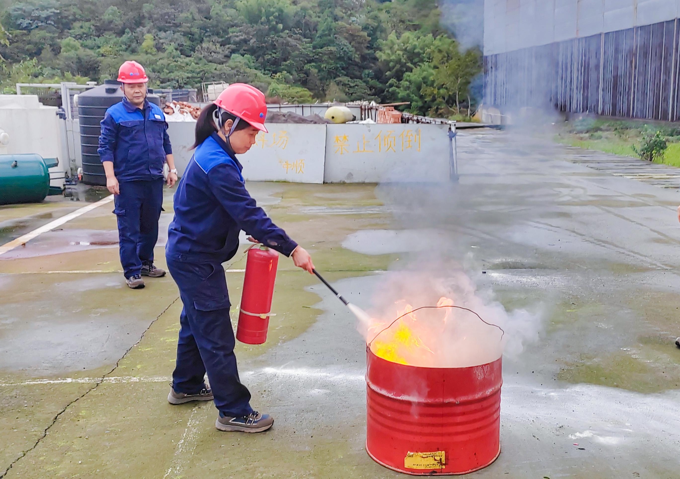 滅火器使用實(shí)操演練.jpeg 滅火器使用實(shí)操演練.jpeg